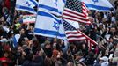 Před Kolumbijskou univerzitou v New Yorku se v reakci na propalestinské demonstrace objevili i lidé protestující na podporu Izraele.