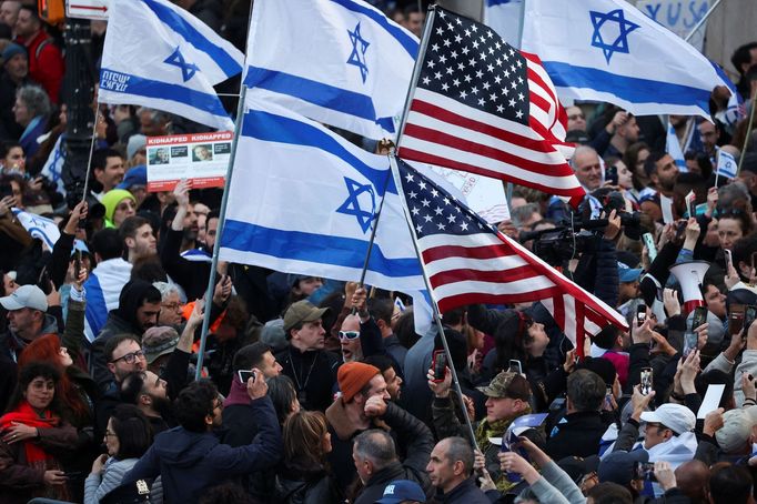 Před Kolumbijskou univerzitou v New Yorku se v reakci na propalestinské demonstrace objevili i lidé protestující na podporu Izraele.