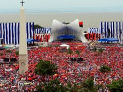 Nedělních oslav se na náměstí Jana Pavla II. v Manague účastnily desítky tisíc lidí.