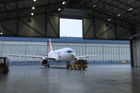 Pražské letiště otevřelo nový hangár. Podívali jsme se, kde se opravují letadla