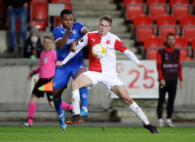 Alfredo Morelos a David Zima v prvním zápase osmifinále EL Slavia - Glasgow Rangers