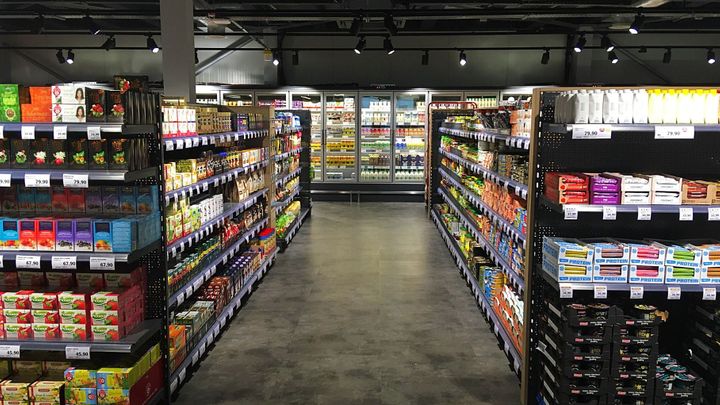 Bar, bufet i více druhů platby: Globus v Praze otevírá Fresh prodejnu, cílí na mladé