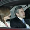 Gordon Brown s chotí odjíždí od britské panovnice