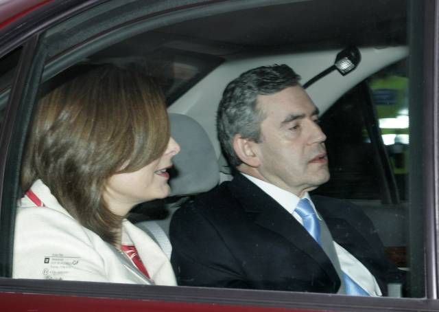 Gordon Brown s chotí odjíždí od britské panovnice