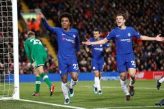 Chelsea vydřela bod na Liverpoolu. Tottenham doma ztratil, United vyhráli díky vlastnímu gólu
