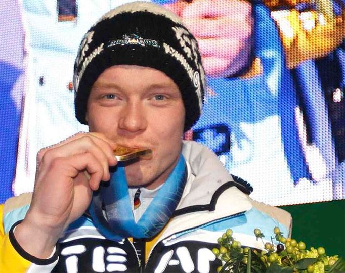 Dvacetiletý Němec Felix Loch se stal ve Whistleru nejmladším olympijským vítězem v jízdě na saních.