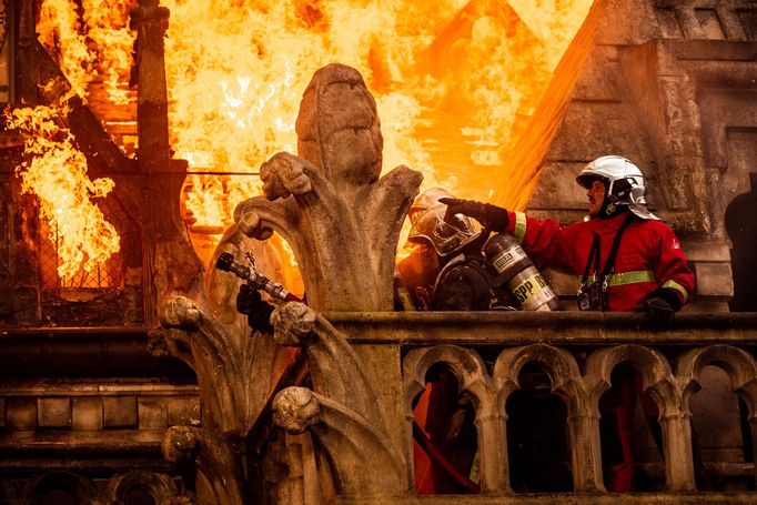 Snímek z Notre-Damu v plamenech.