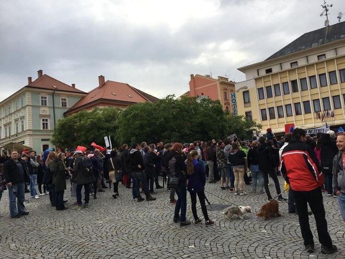 V Kutné Hoře se demonstrace zúčastnilo podle organizátorů nejméně 300 lidí.