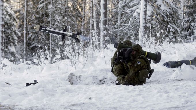Estonští vojáci na cvičení odpalují protitankovou střelu Javelin.