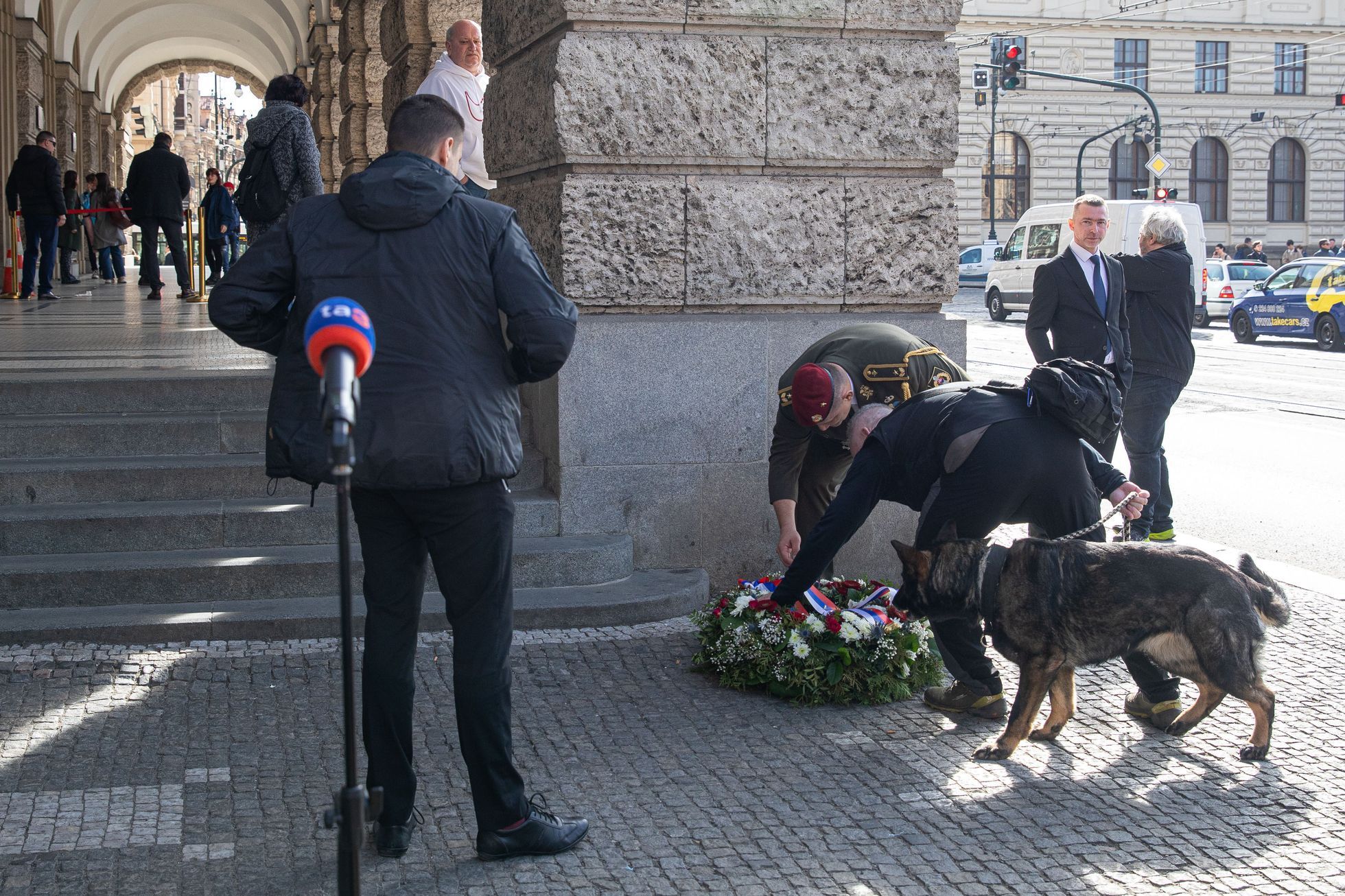 Slovenská prezidentka Zuzana Čaputová před Filozofickou fakultou v Praze