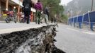 People walk next to a crack on the road after Saturday's earthquake in Baoxing county, Sichuan province, April 21, 2013. Rescuers struggled to reach a remote, rural corner of southwestern China on Sunday as the death toll climbs to 186 people dead and 11,393 injured, Xinhua News Agency reported. Picture taken April 21, 2013. REUTERS/China Daily (CHINA - Tags: DISASTER) CHINA OUT. NO COMMERCIAL OR EDITORIAL SALES IN CHINA Published: Dub. 22, 2013, 3:06 dop.