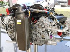 Tento motor osazený dvojicí turbodmychadel vyvinutých v brněnském Honeywellu zajistil Audi vítězství ve čtyřiadvacetihodinovce Le Mans v roce 2010.