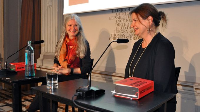 Radka Denemarková (vpravo) a její překladatelka do němčiny Eva Profousová (vlevo) přebírají cenu Brücke Berlin.