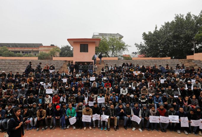 Indii zaplavily protesty kvůli novému zákonu o občanství pro nelegální nemuslimské přistěhovalce.