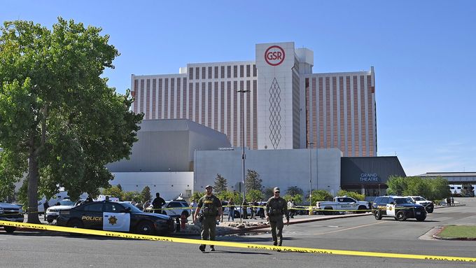Střelec zahájil palbu před kasinem Grand Sierra Resort a postřelil několik lidí, než byl zadržen, oznámila policie.