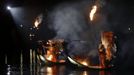 Artists from the French performance group called Ilotopie perform in an aquatic show "MetaMorPhosiS Aquaticae" on the Cannaregio Canal during a parade as part of the opening ceremony of the Venice carnival January 26, 2013. REUTERS/Alessandro Bianchi (ITALY - Tags: SOCIETY) Published: Led. 26, 2013, 8:38 odp.