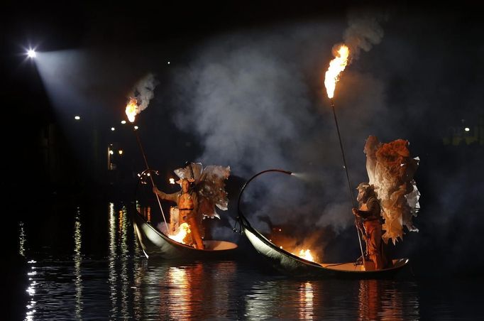 Artists from the French performance group called Ilotopie perform in an aquatic show "MetaMorPhosiS Aquaticae" on the Cannaregio Canal during a parade as part of the opening ceremony of the Venice carnival January 26, 2013. REUTERS/Alessandro Bianchi (ITALY - Tags: SOCIETY) Published: Led. 26, 2013, 8:38 odp.