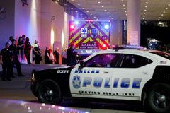Anonym vyhrožuje všem policistům v Dallasu, policejní ředitelství je zabarikádováno