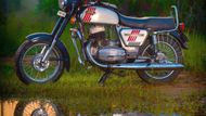 Yezdi D250 Classic. V Indii se najde také hodně nostalgiků, kteří rádi vzpomínají na motorky z 60. až 80. let. Jawy byly populární pro svou jednoduchost a také prý typický zvuk, který současným moderním strojům chybí.