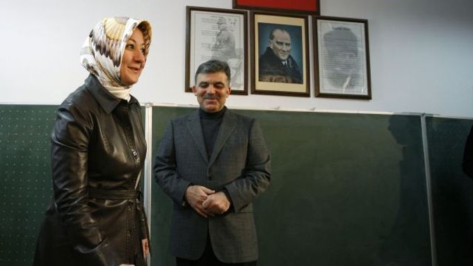 Manželka tureckého prezidenta Abdullaha Güla, člena vládní AKP, odevzdává pod dohledem manžela svůj hlas. Na zdi portrét prvního prezidenta Atatürka.