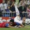 Fabio Cannavaro z Realu Madrid (vpravo) bojuje o míč s Banelem Nicolitou ze Steauay Bukurešť v zápase Ligy mistrů.