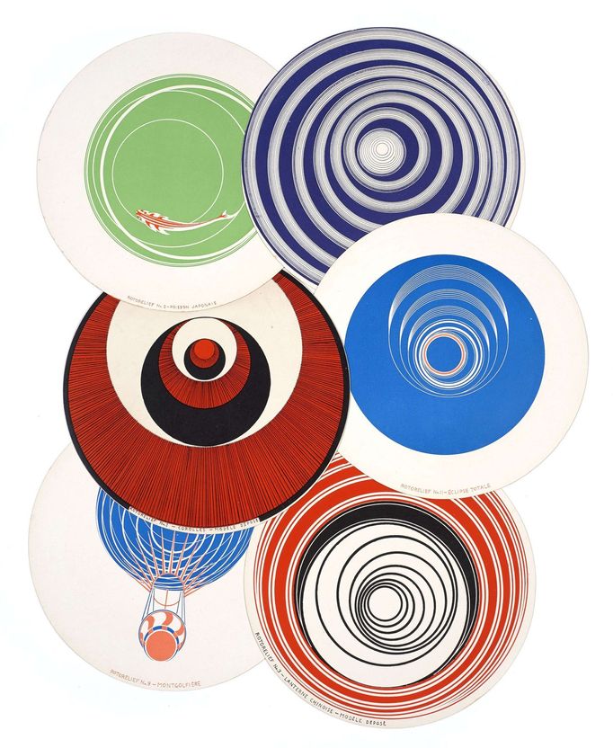 Marcel Duchamp: Rotoreliéfy, 1935/1959, šest optických kotoučů, ofsetový tisk, motor, stroj: 40 × 40 cm; 6 kotoučů: 20 cm.