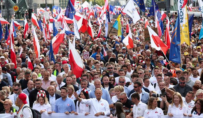 "Pochod milionu srdcí" svolal dva týdny před volbami opoziční vůdce Donald Tusk z liberální Občanské platformy.