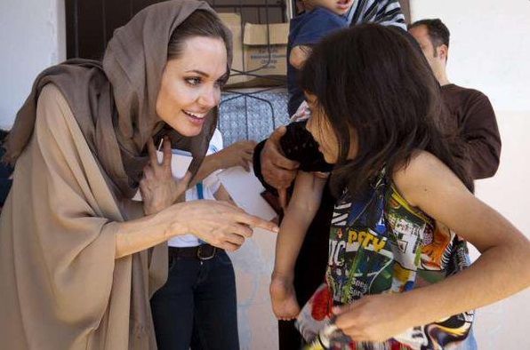 Angelina Jolie v syrském uprchlickém táboře