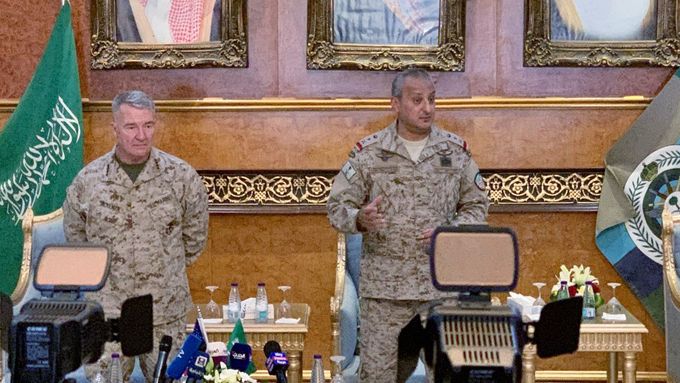 Americký generál Kenneth McKenzie a saúdskoarabský princ a generálporučík Fahdid bin Turki