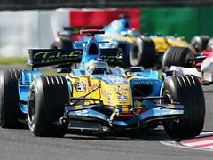 Fernando Alonso s Renaultem na trati Velké ceny Japonska.