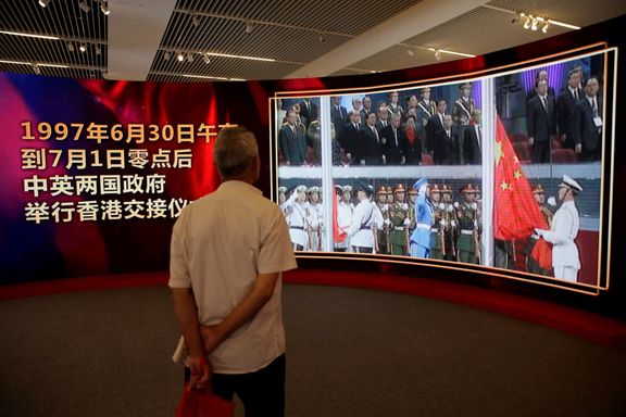 Muž v Hongkongu sleduje video s ceremonií předání provincie v roce 1997. 