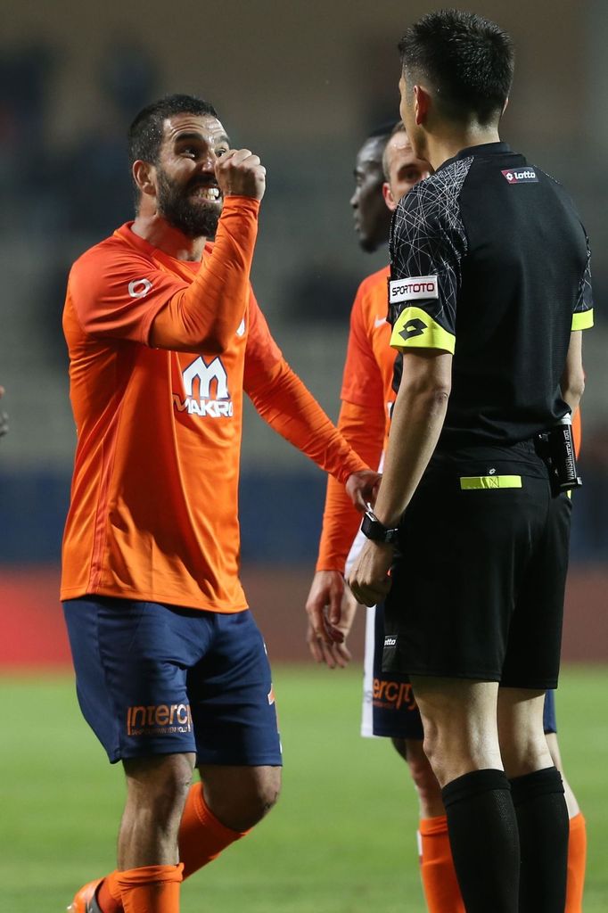 Arda Turan hrozí rozhodčímu v turecké lize