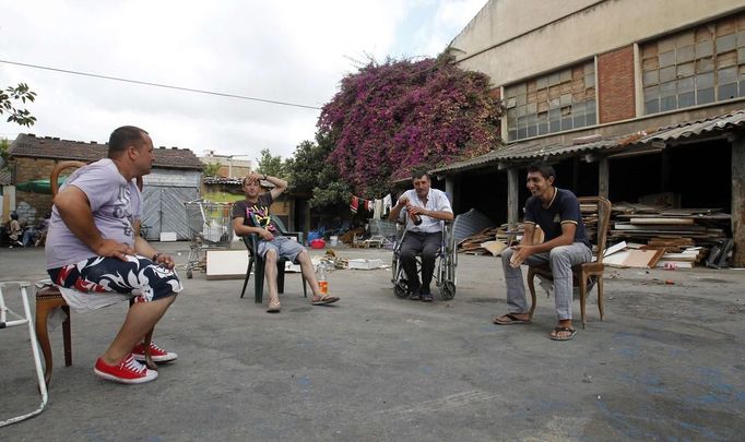 Squatters sit in the premises of an industrial complex in the Poble Nou neighbourhood of Barcelona July 16, 2012. The squatters said that a police order to evict them from a complex was postponed by a judge on Monday. REUTERS/Albert Gea (SPAIN - Tags: REAL ESTATE BUSINESS SOCIETY POVERTY) Published: Čec. 16, 2012, 4:36 odp.