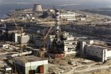 Jaderná elektrárna v Černobylu pět měsíců po havárii, při níž 26. dubna 1986 explodoval jeden z reaktorů
