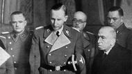 Reinhard Heydrich a státní prezident Emil Hácha si prohlížejí korunovační klenoty. Praha, 19. listopadu 1941.