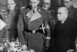 Reinhard Heydrich a státní prezident Emil Hácha si prohlížejí korunovační klenoty. Praha, 19. listopadu 1941.
