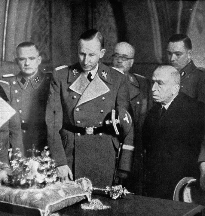 Reinhard Heydrich a státní prezident Protektorátu Čechy a Morava Emil Hácha si prohlížejí korunovační klenoty. Praha, 19 listopadu 1941.