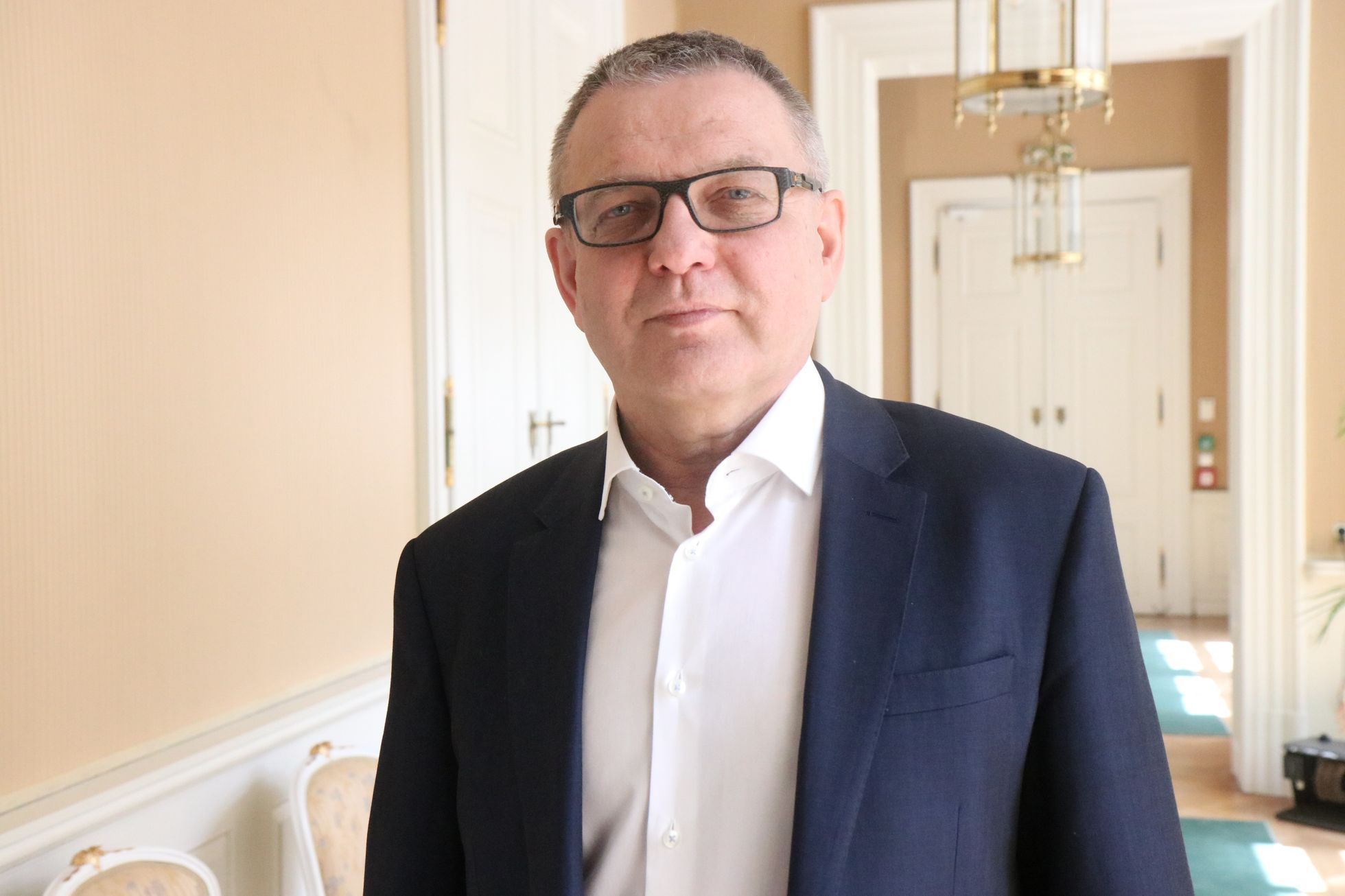 Ministr kultury Lubomír Zaorálek (ČSSD) v polovině května 2021 na chodbě svého úřadu