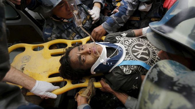 Patnáctiletý Pema Lama, kterého se podařilo zachránit pět dní po zemětřesení.