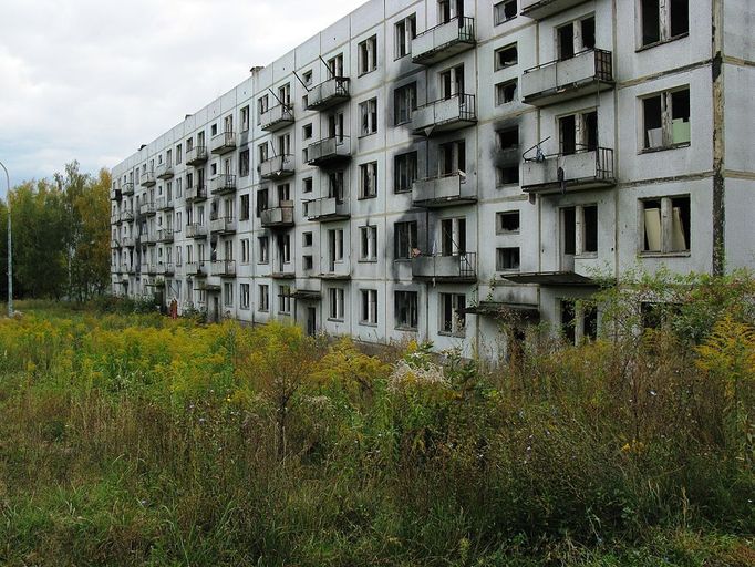 Vojenský prostor Milovice v roce 2012 , archiv Knesl + Kynčl architekti Typický obrázek ze současných Milovic. Opuštěné paneláky po odchodu sovětské armády dosud chátrají a území čeká na další příležitost.