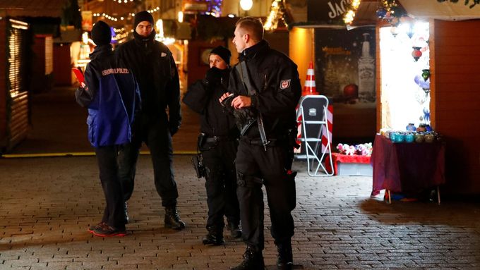 Evakuovaný vánoční trh v německé Postupimi.