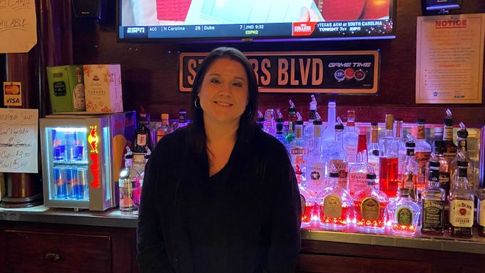 Kayla Doyleová, 35letá Trumpova příznivkyně a majitelka hospody GridIron Pub.
