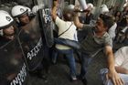Řekové odmítají vládní škrty. Znovu vyšli do ulic