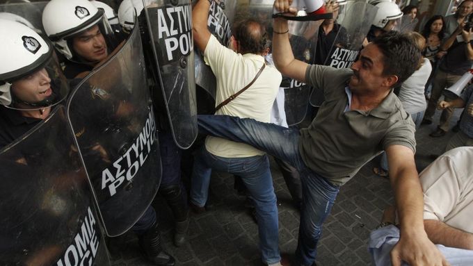 Řekové reagují na vládní škrty podle očekávání. Pouličními protesty.