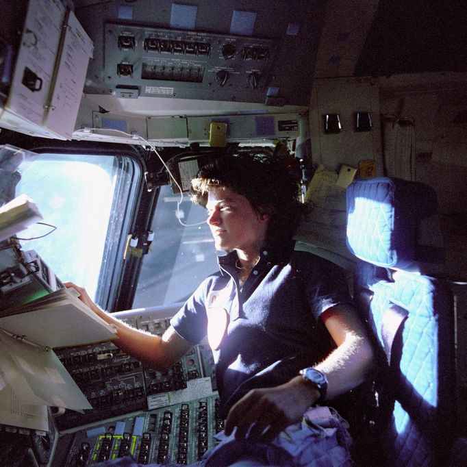 25. červen 1983. Sally Rideová, specialistka mise STS-7, sleduje kontrolní panely z pilotní židle raketoplánu Challenger. Rideová byla první Američankou ve vesmíru.