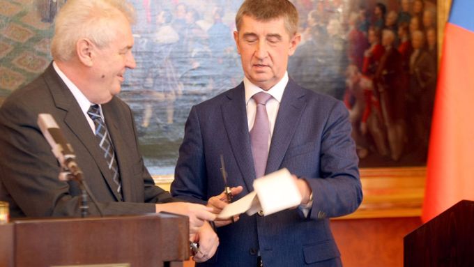 Miloš Zeman a Andrej Babiš při rozstřihávání státního dluhopisu.