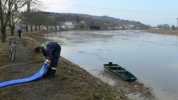 Řeka Morava v Uherském Hradišti během jarních záplav na sklonku března.