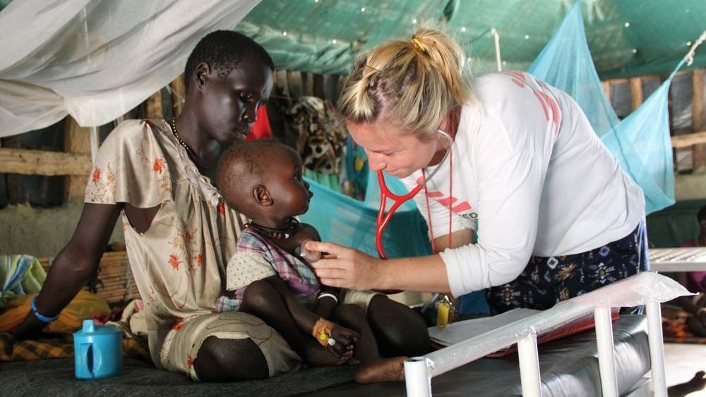 Lékařka Pippa Pettová prohlíží dítě na dětském oddělení nemocnice Lékařů bez hranic v Jižním Súdánu.