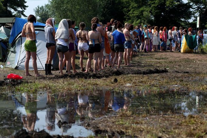 Na toalety byla občas pořádná fronta.