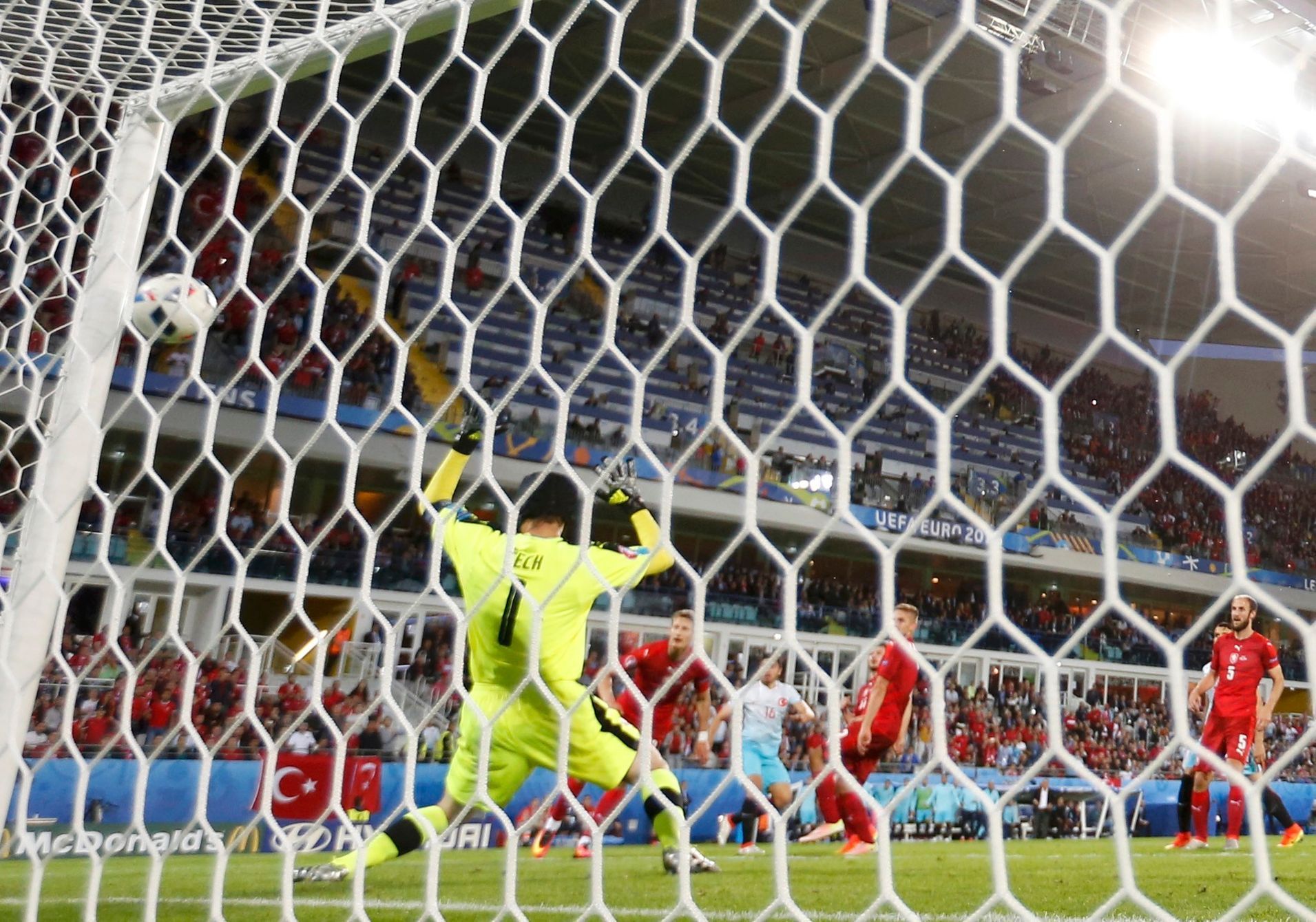 Euro 2016, Česko-Turecko: Ozan Tufan dává Petru Čechovi gól na 0:2